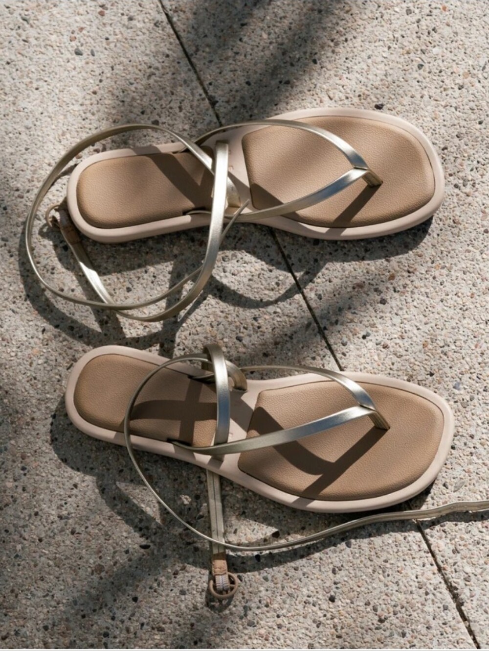 NWT Reef Willow Sandal In Metallic Gold - Picture 2 of 7